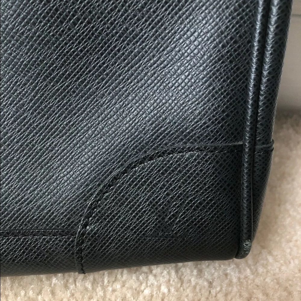 Slightly used Louis Vuitton 15” messenger bag - Picture 2 of 4